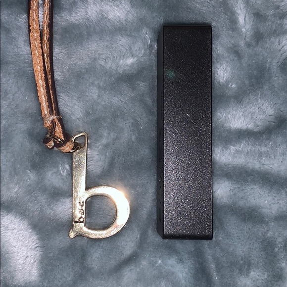 Born concept//Purse with portable charger - Picture 5 of 5